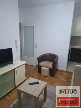 Manja dnevna soba sa garniturom i pogledom na kuhinju. - image 2