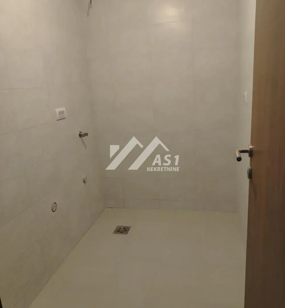 Izdavanje, kuća, 268m², Adamovićevo Naselje, Novi Sad Sve Podlokacije