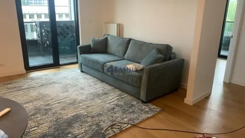 Prostrana dnevna soba sa garniturom i velikim staklenim površinama. - image 4