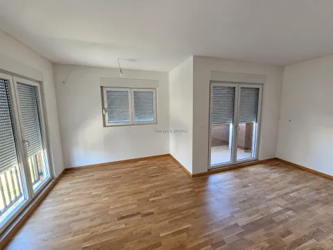 Prazna soba sa parketom, bijelim zidovima, prozorima i balkonskim vratima sa roletnama. - image 19