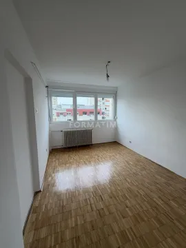 Prazna soba sa parketom i belim zidovima. - image 10