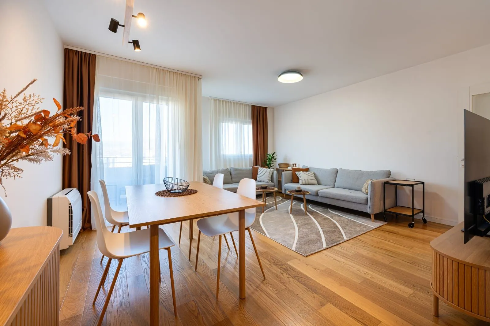 Izdavanje, dvosoban stan, 73m², Central Point, Podgorica