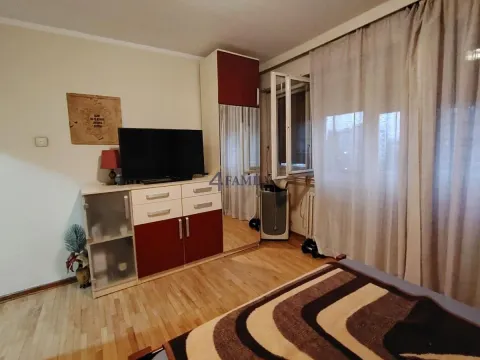 Nameštena spavaća soba sa ormanom, televizorom i krevetom. - image 4