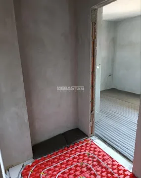 Pogled na prostoriju u izgradnji sa postavljenim podnim grejanjem. - image 3