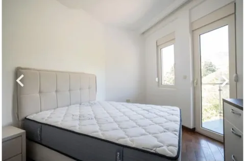 Svijetla spavaća soba sa bračnim krevetom i izlazom na terasu. - image 11