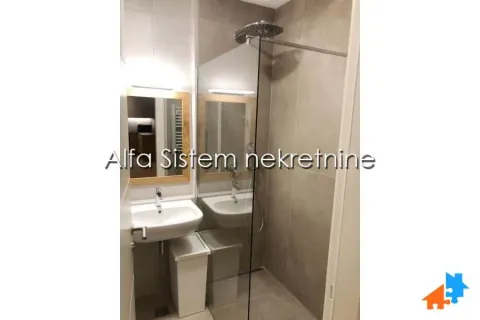Moderno kupatilo sa tuš kabinom, umivaonikom i ogledalom. - image 13