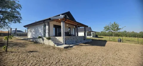Pogled na eksterijer prizemne kuće sa natkrivenom terasom i uređenim dvorištem. - image 5