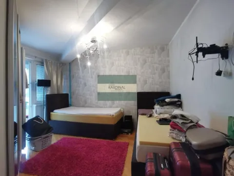 Spavaća soba sa dva kreveta i izlazom na terasu. - image 12