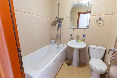Kupatilo opremljeno kadom, umivaonikom i wc šoljom. - image 12