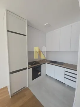 Moderna bela kuhinja sa ugrađenim elementima i drvenom radnom pločom. - image 6