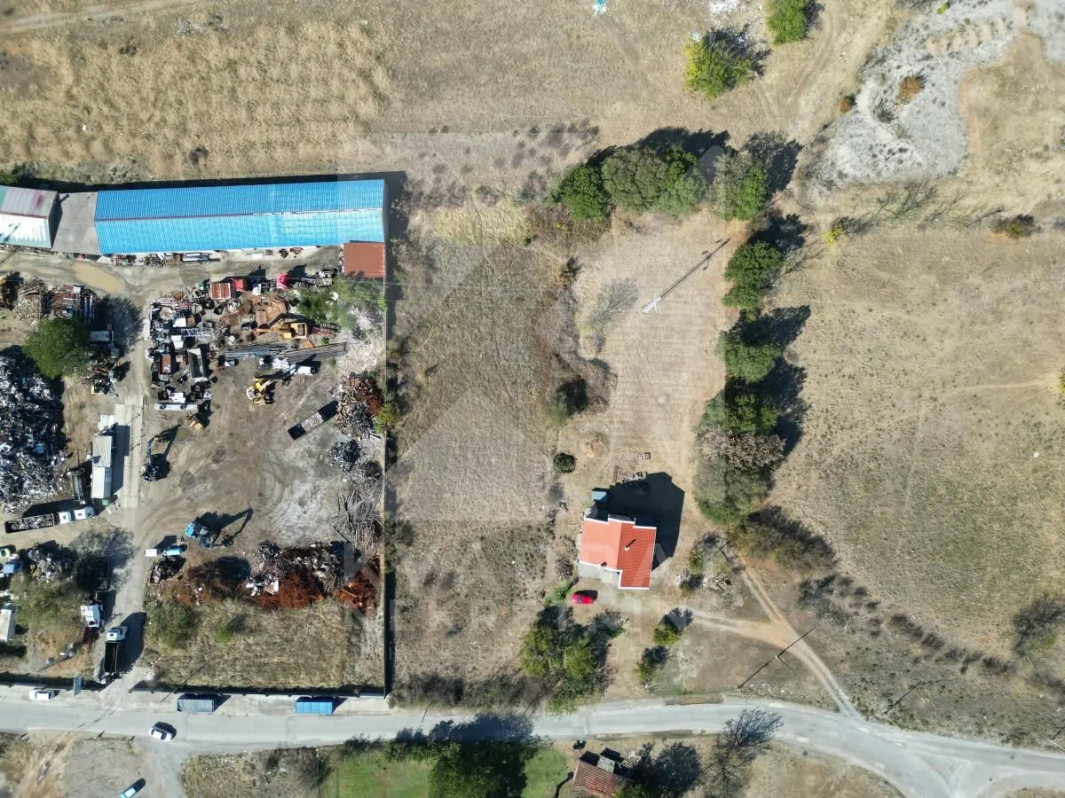 Pogled iz vazduha na zemljište sa kućom i okolnim objektima.