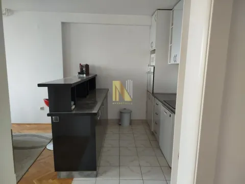 Moderna kuhinja sa šankom i ugradnim elementima. - image 11