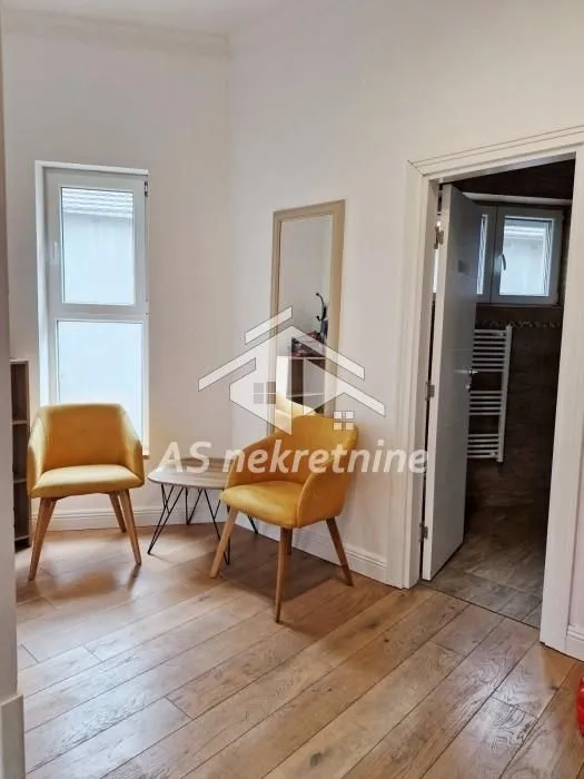 Izdavanje, poslovni prostor, 72m², Kalenić Pijaca, Vračar Sve Podlokacije