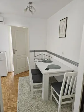 Trpezarija sa belim stolom i stolicama u svetlom enterijeru. - image 2