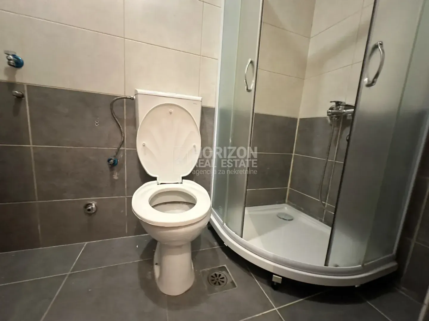 Small bathroom with a shower cabin and sanitary ware.