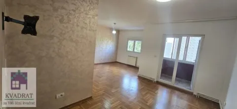 Prostrana prazna dnevna soba sa parketom i izlazom na terasu. - image 2