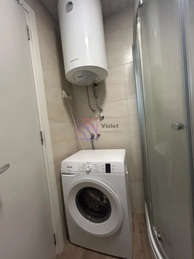 Kupatilo sa tuš kabinom, mašinom za veš i bojlerom.