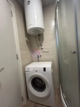 Kupatilo sa tuš kabinom, mašinom za veš i bojlerom. - image 14