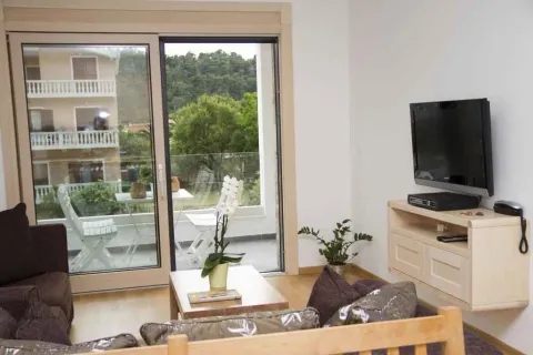 Svijetla dnevna soba sa izlazom na terasu i televizorom. - image 6