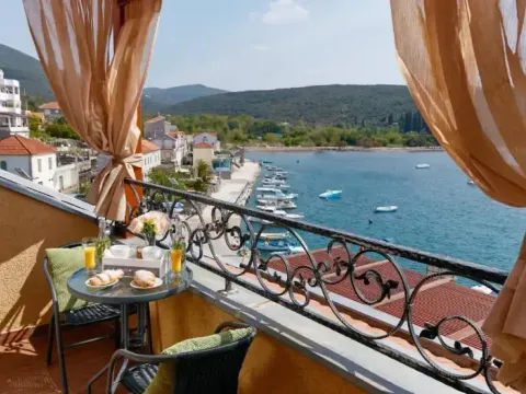 Izdavanje, kuća, 300m², Kotor, Crna Gora