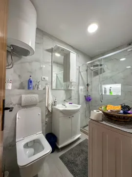 Kompaktno opremljeno kupatilo sa tuš kabinom, umivaonikom, WC šoljom i bojlerom. - image 11