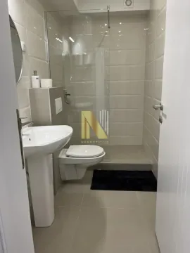 Moderno kupatilo sa umivaonikom, WC šoljom i tuš kabinom. - image 11