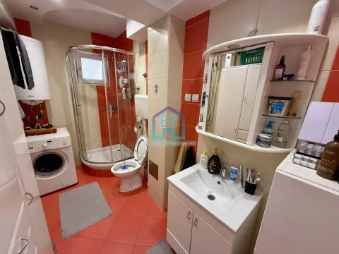 Kupatilo sa tuš kabinom, umivaonikom, WC šoljom i veš mašinom. - image 19
