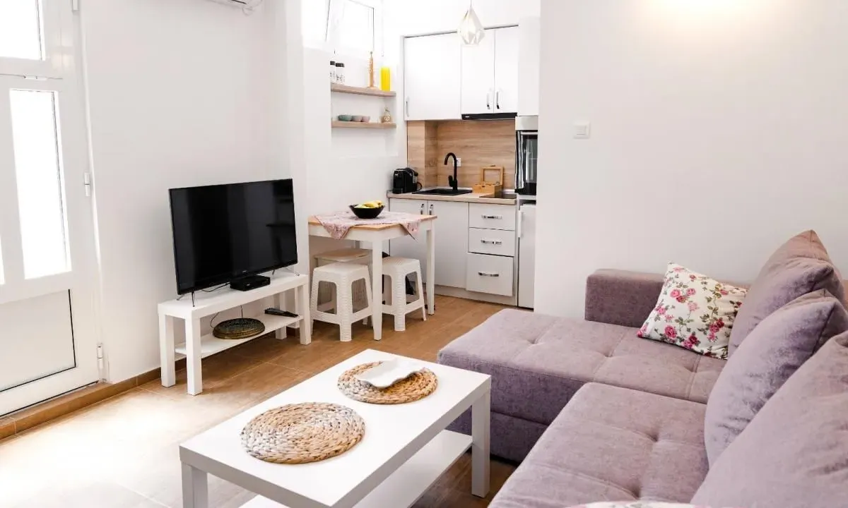 Izdavanje, kuća, 50m², Tivat, Crna Gora