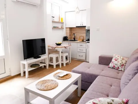 Izdavanje, kuća, 50m², Tivat, Crna Gora