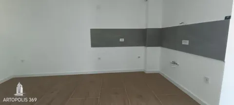 Prazan prostor predviđen za kuhinju sa keramičkim pločicama na zidu. - image 8