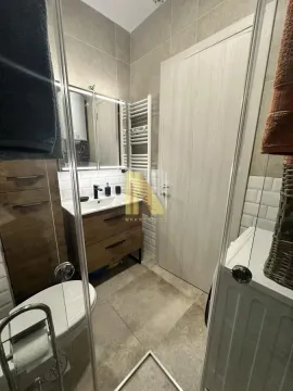Moderno kupatilo sa umivaonikom, tuš kabinom i wc šoljom. - image 11