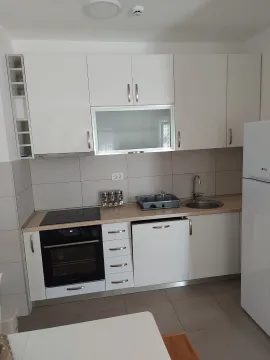 Svijetla kuhinja sa bijelim elementima i ugradnom tehnikom. - image 2