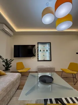 Dnevna soba sa garniturom, stočićem i modernim osvetljenjem. - image 8