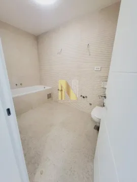 Prostrano kupatilo sa ugradnom kadom i sanitarijama. - image 30