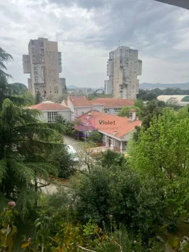 Pogled sa prozora na okolne zgrade i zelene površine. - image 2