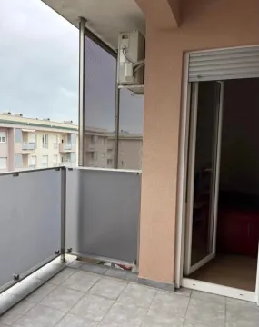 Natkriveni balkon sa popločanim podom i zaštitnom ogradom. - image 11