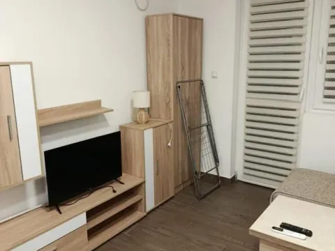Izdavanje, garsonjera, 25m², Novi Sad, Srbija - image 4