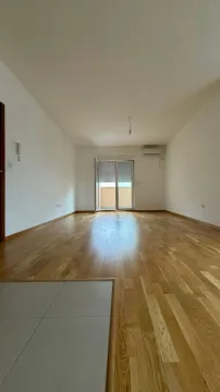 Prazna soba sa parketom i izlazom na terasu. - image 8
