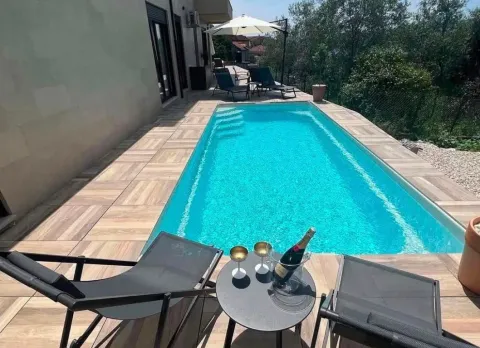 Bazen sa sunčalištem i ležaljkama u dvorištu kuće. - image 5