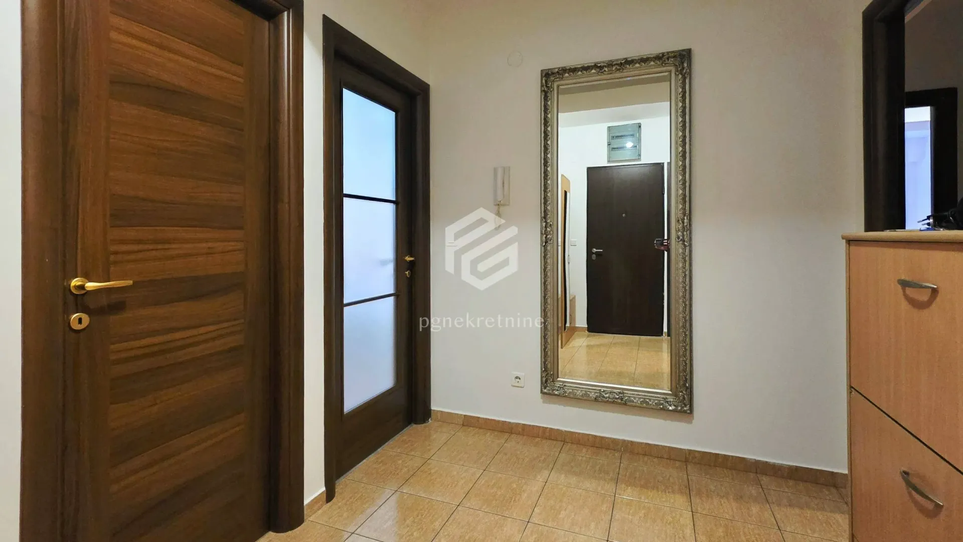 Izdavanje, dvosoban stan, 80m², City Kvart, Podgorica