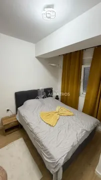 Manja spavaća soba sa bračnim krevetom, noćnim stočićem i žutim zavjesama. - image 7