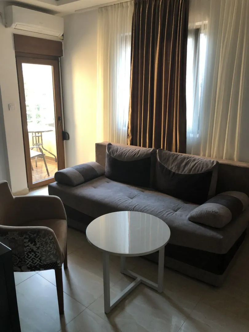 Living room with a sofa, coffee table and access to the terrace.