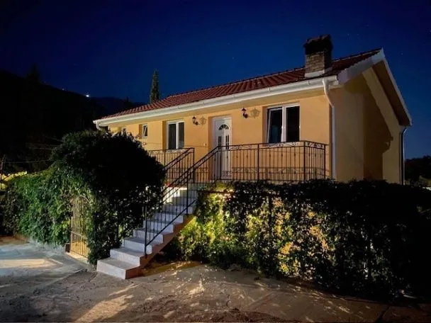 Izdavanje, trosoban stan, 110m², Gradiošnica, Tivat