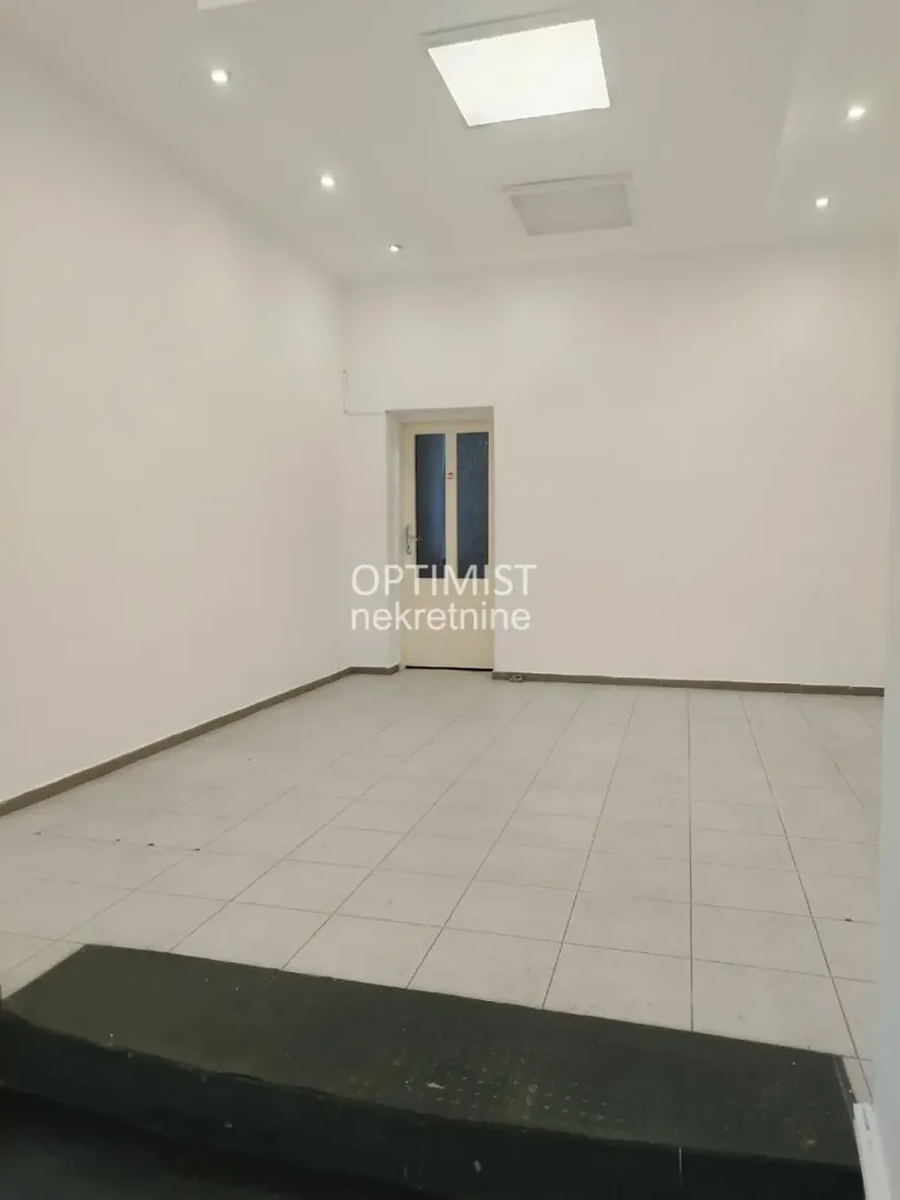 Izdavanje, poslovni prostor, 58m², Đeram Pijaca, Beograd