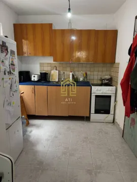 Manja kuhinja sa drvenim elementima i šporetom. - image 3