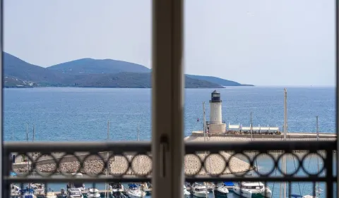 Pogled iz stana na marinu, svjetionik i more. - image 13