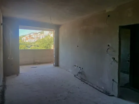 Nezavršena prostorija u sivoj fazi sa pogledom na naselje kroz otvor. - image 13
