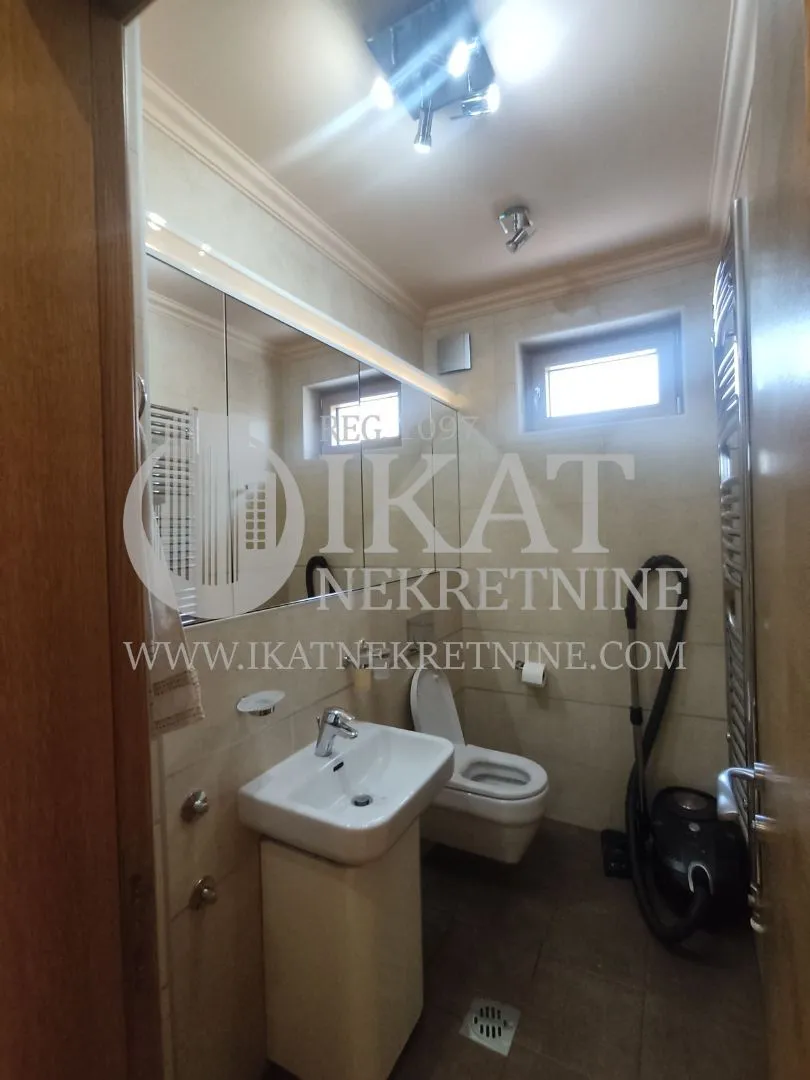 Izdavanje, kuća, 242m², Banovo Brdo, Beograd