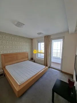 Spavaća soba sa bračnim krevetom i izlazom na terasu. - image 14
