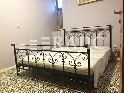 Bedroom with a large metal bed frame. - image 4